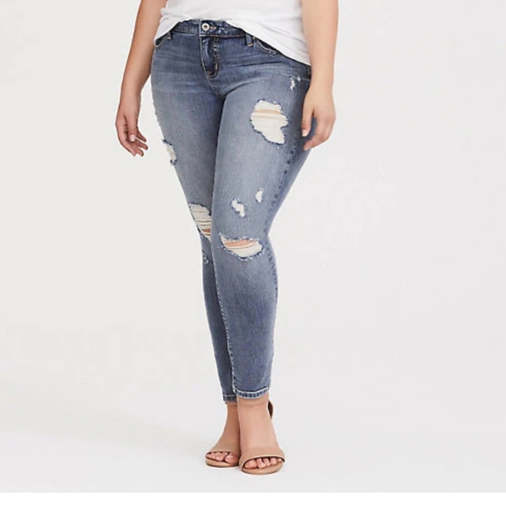 16S Torrid Skinny Jean - Distressed Light Wash